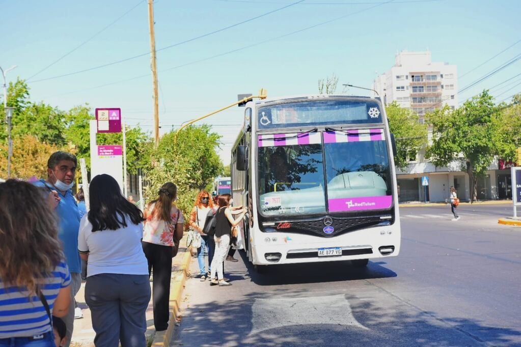 Las demoras en el envió del subsidio al transporte está generando problemas con el servicio de colectivos en distintas provincias. Aquí es norma por ahora, pero los empresarios advierten que no les da para mucho mas.