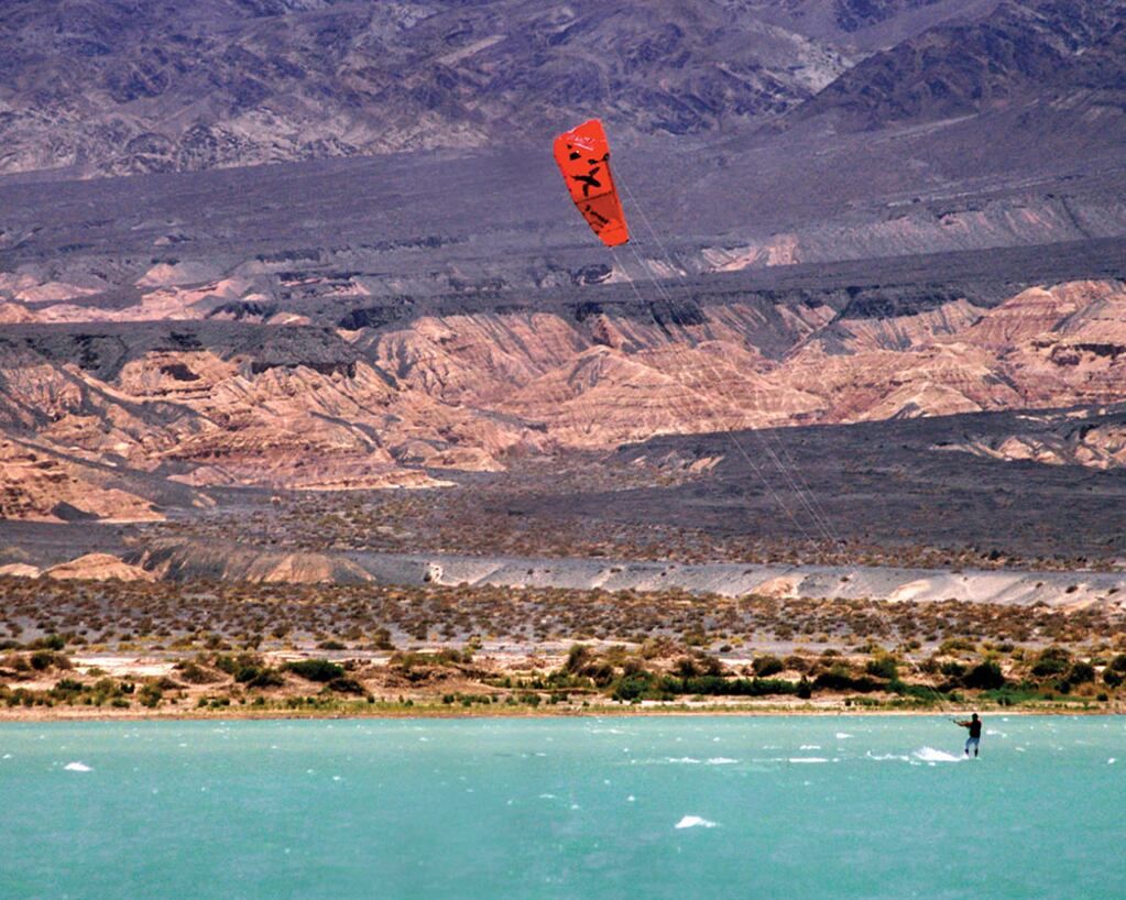 A pocos kilómetros de la ciudad de San Juan, el dique de Ullum es escenario ideal para tomar clases o hacer windsurf y Kitesurf disfrutando de un en paisaje de gran belleza.