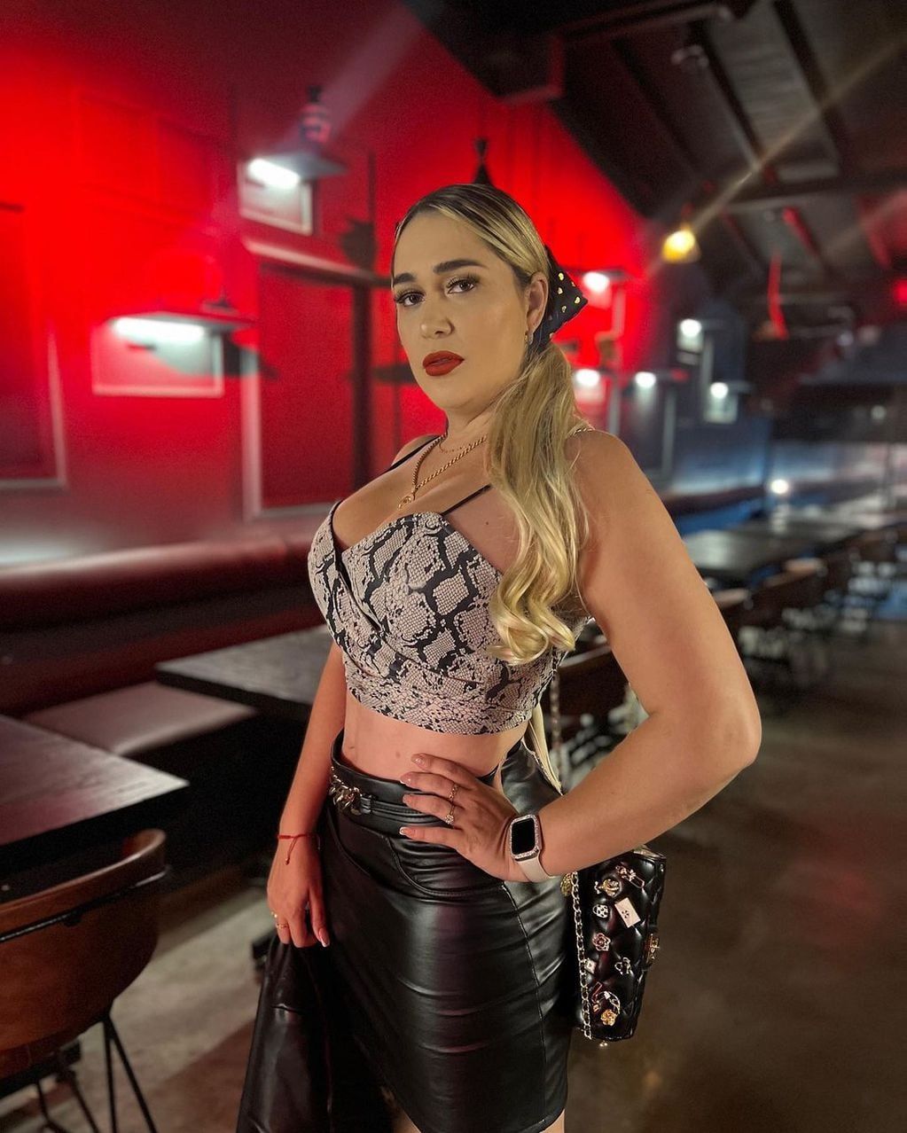 La docente que fue despedida por subir fotos en bikini. Foto @yeilu21