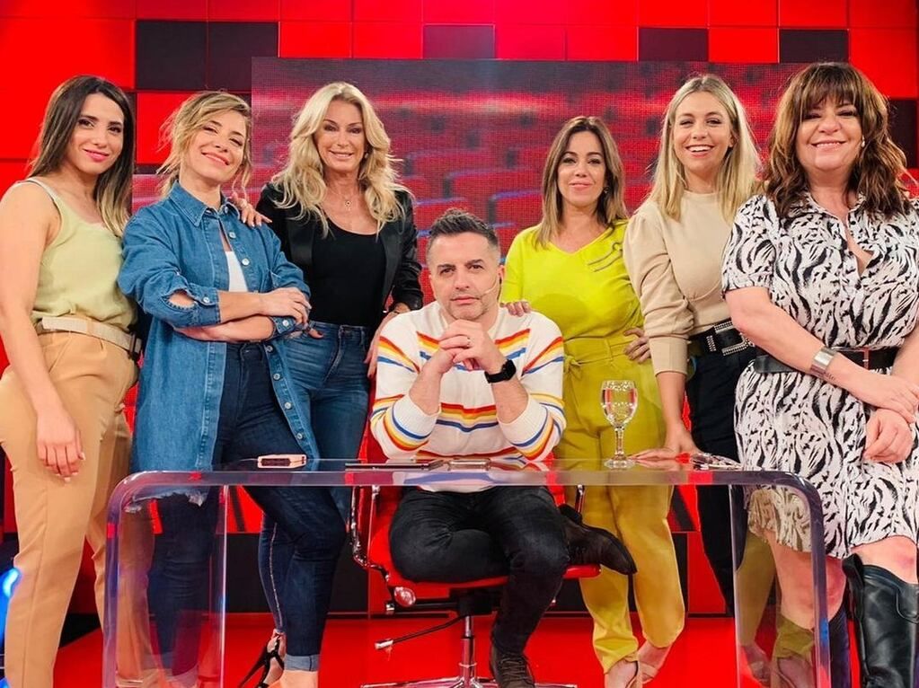 Mariana Brey, Cinthia Fernández, Yanina Latorre y Pía Shaw posaron sin ropa en la cama