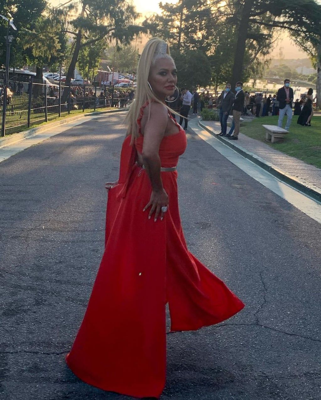 Gladys La Bomba Tucumana lució hecha un fuego con un vestido rojo en los Premios Carlos