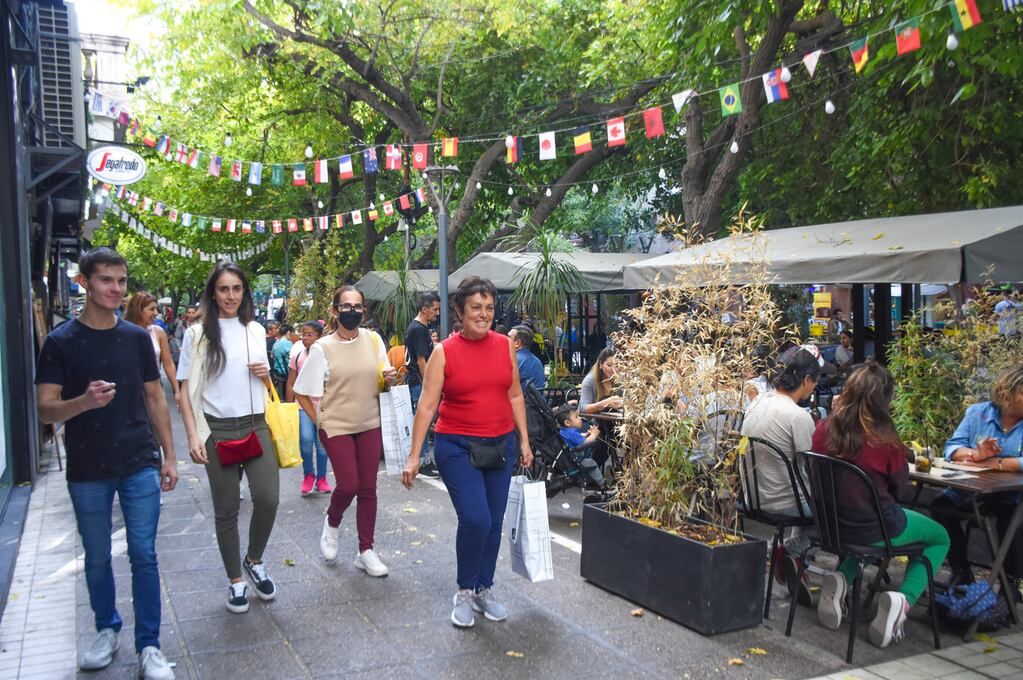 Turismo en Mendoza, de diferentes provincias y del vecino país, turistas disfrutan de las actividades que se realizan en la Plaza Independencia y la Peatonal SarmientoFoto: Mariana Villa / Los Andes