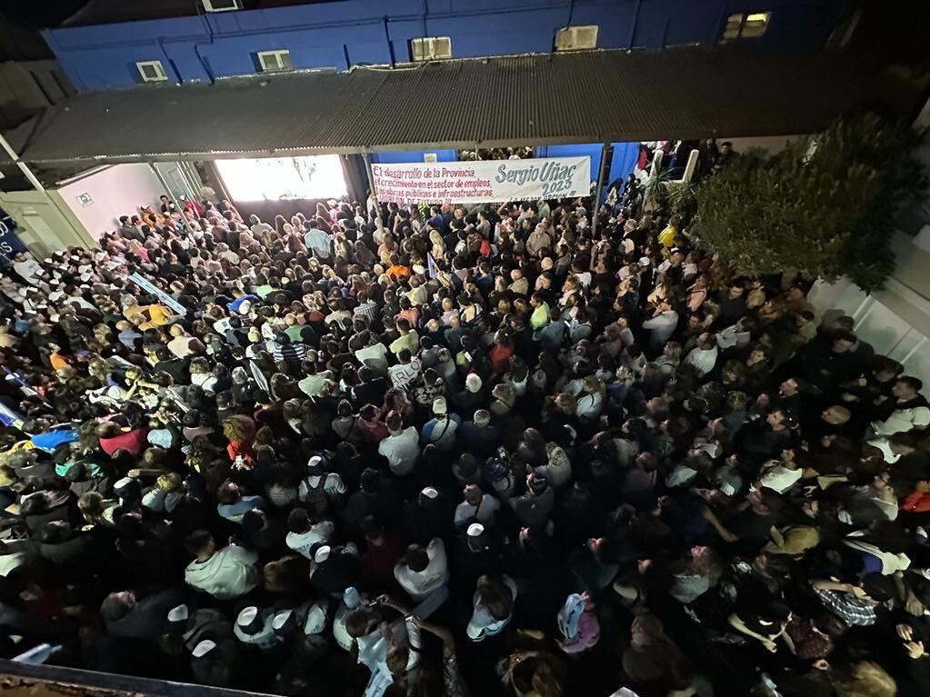 Así estuvo la sede central del PJ sanjuanino en la tarde de este lunes. Hubo banderas y carteles que alentaron a Uñac. Su candidatura está bajo la lupa de la Corte Suprema