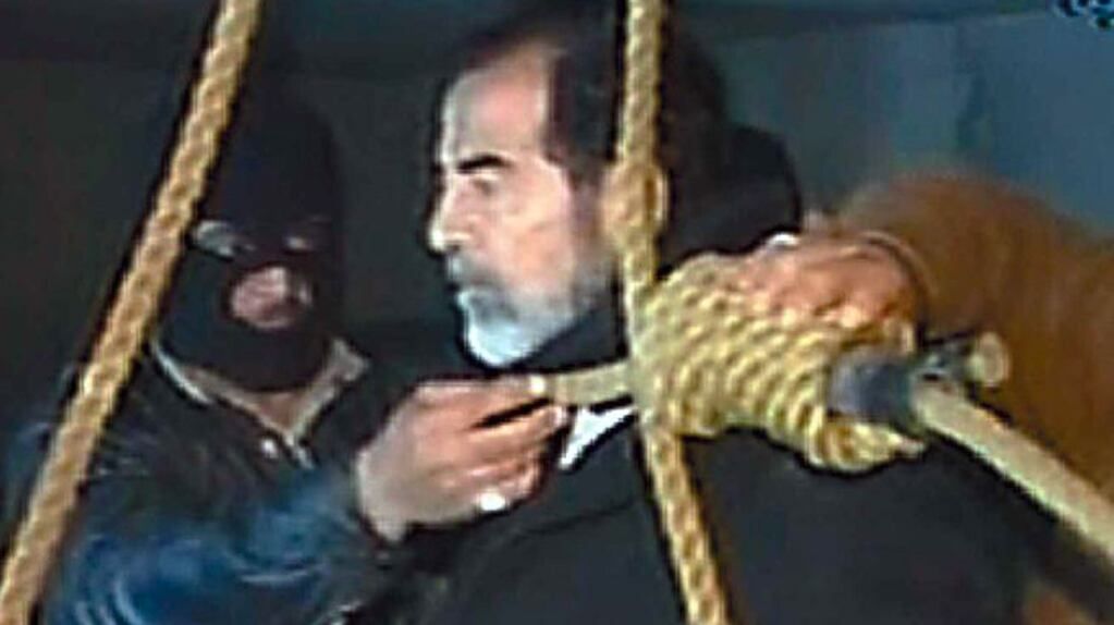 Captura de video del momento previo a la ejecución pública del líder iraquí Sadam Husein.
