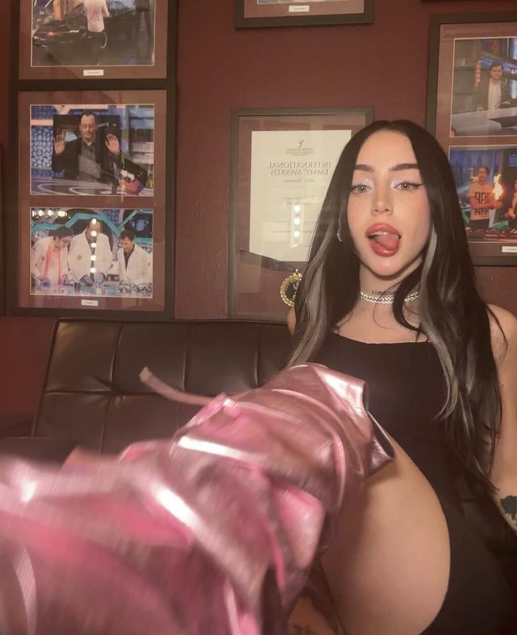 La cantante Nicki Nicole impactó con el vestido y bucaneras que seleccionó para cumplir con un compromiso laboral / Foto: Instagram