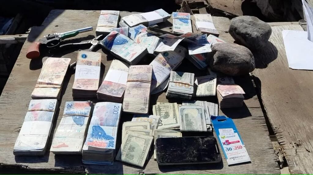 Las pertenencias que tenía Federico Arrébola Giménez en la furgoneta donde vivía. Foto: Gentileza TN.