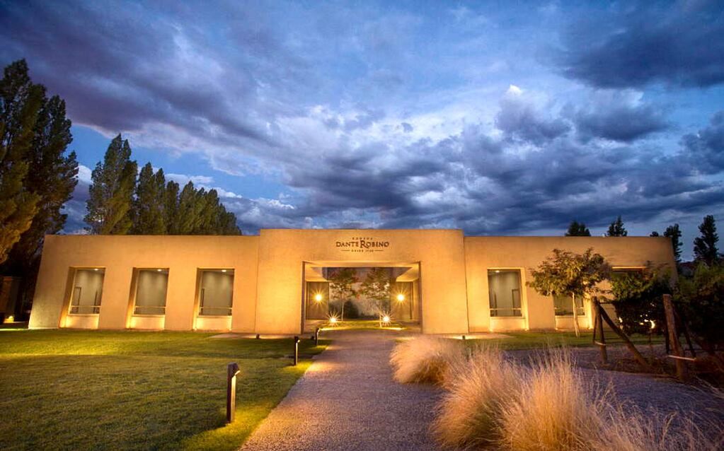 Bodegas abiertas con platos llenos 