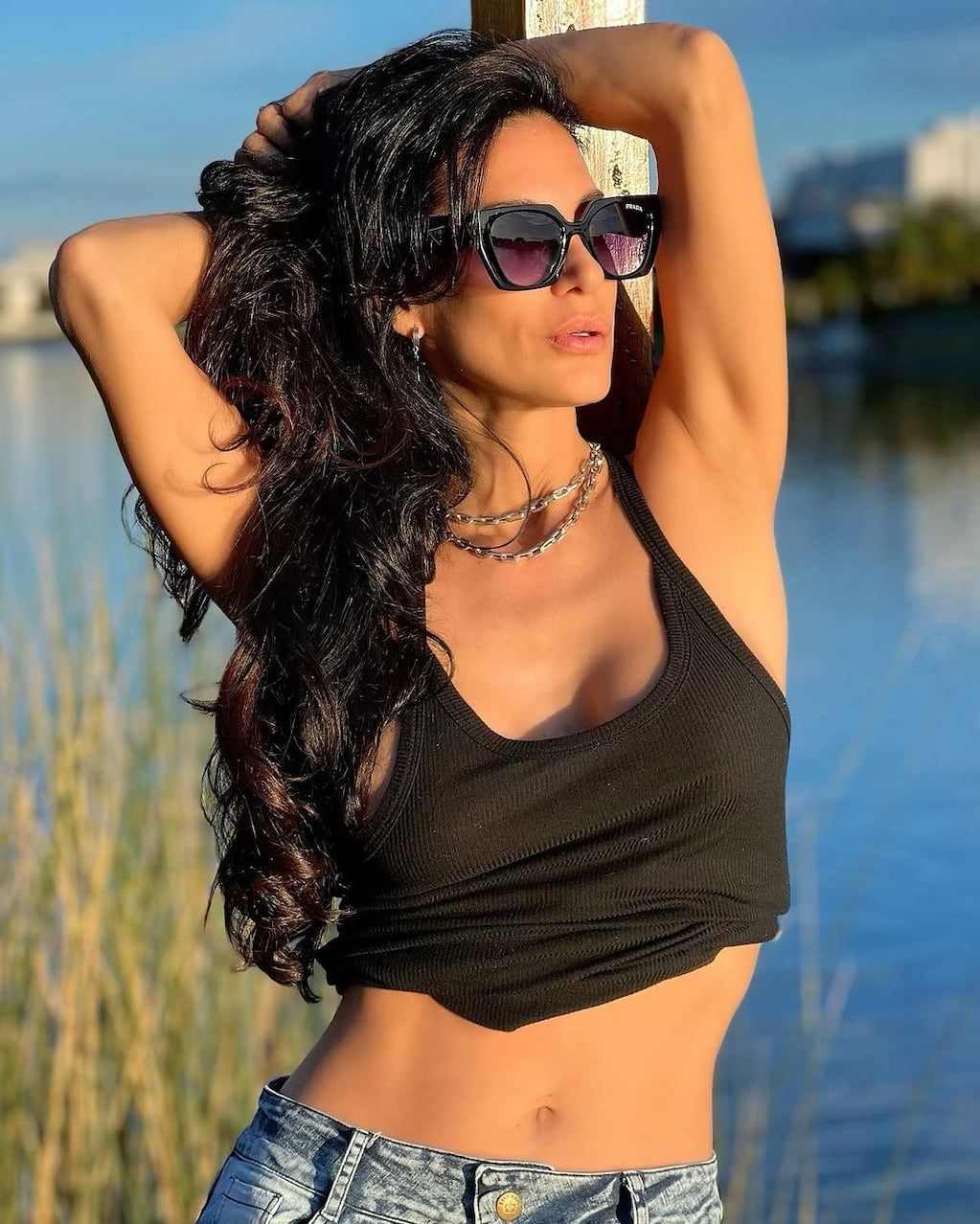Silvina Escudero aprovechó la “golden hour” y posó de forma sensual con su remera levantada.