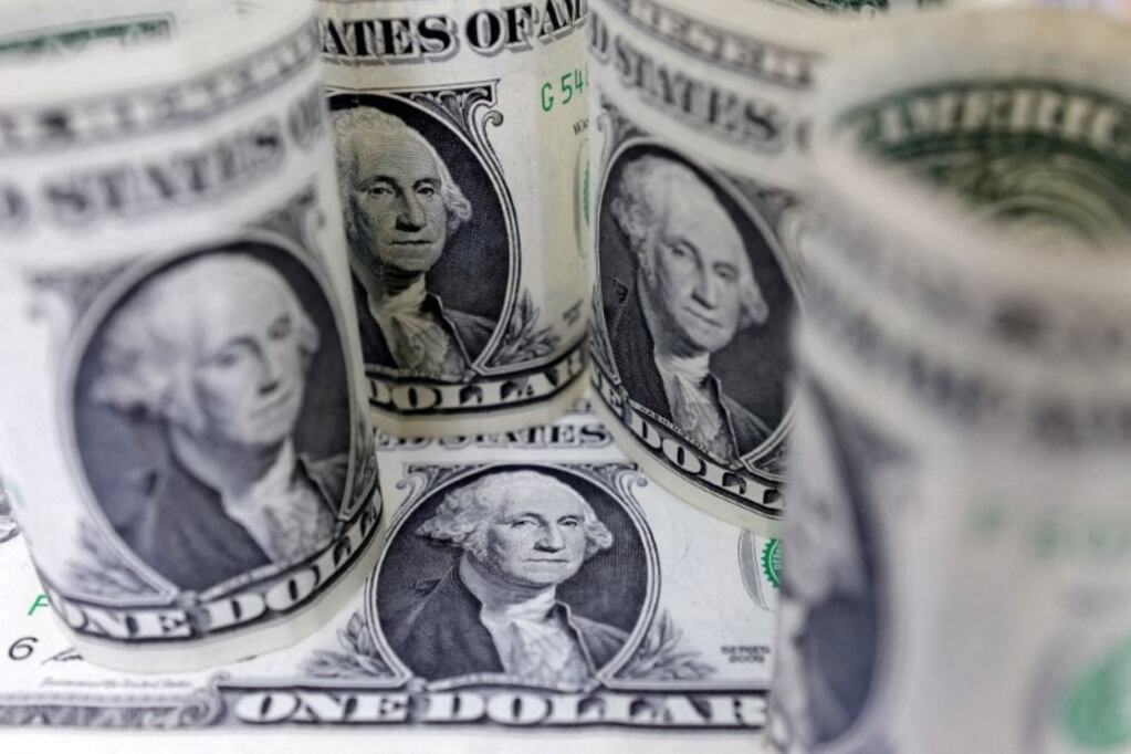 El dólar "Blue" logró bajar de los $1000
