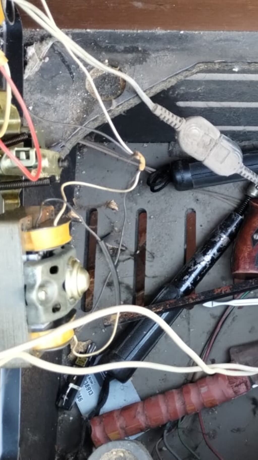 Las armas encontradas dentro de un viejo centro musical de Cacho Garay.