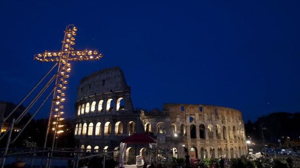 VÍA CRUCIS. Se realiza en el Coliseo (AP).