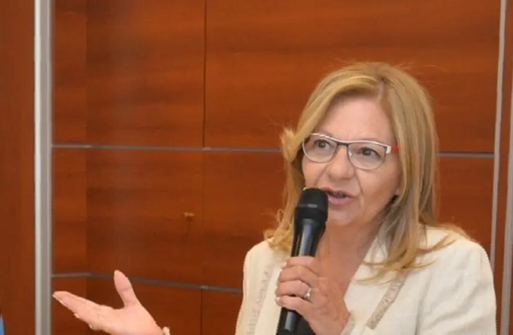 La ministra de Hacienda, Marisa López hizo el ofrecimiento a los gremios docentes.