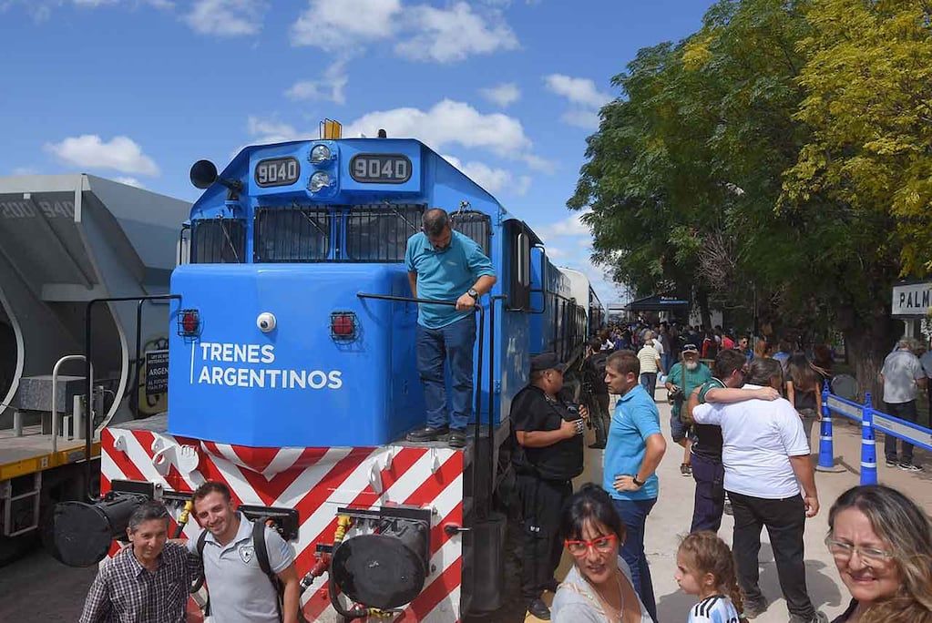 El presidente de la Nación Alberto Fernández junto al ministro de economía y el gobernador Rodolfo Suárez estuvieron presentes en la segunda llegada del tren de pasajeros a Palmira
Foto: Claudio Gutiérrez Los Andes