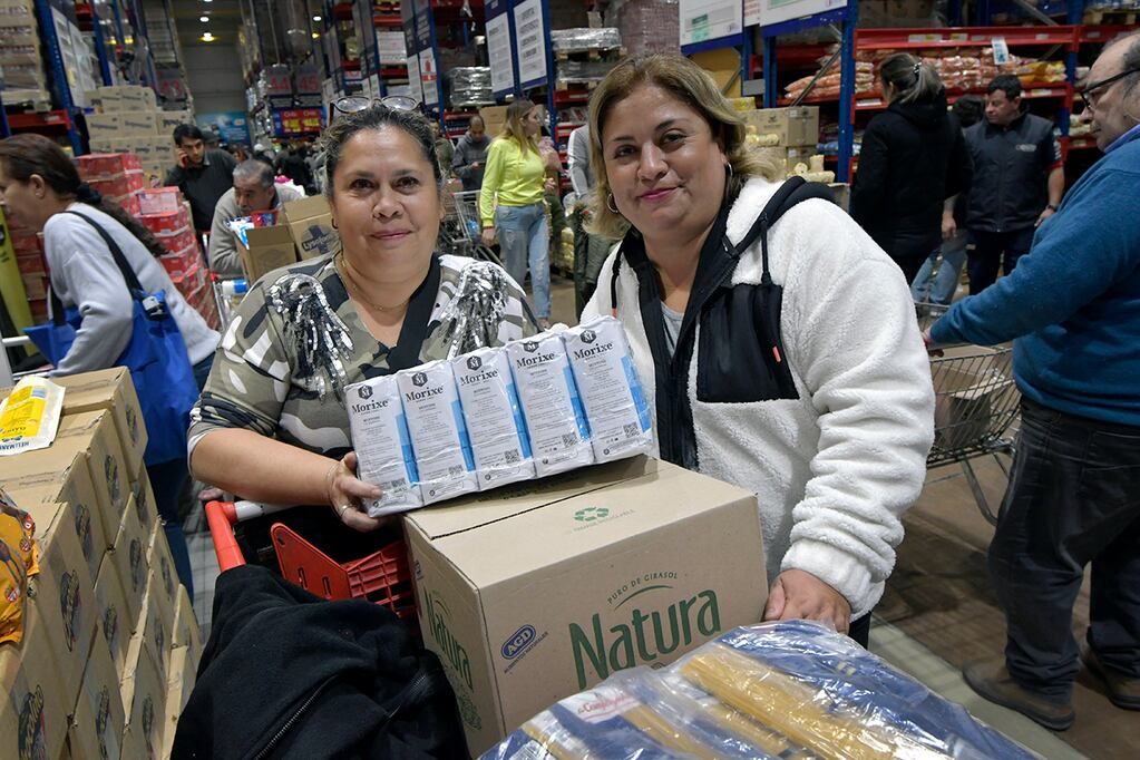 Tour de compras de chilenos por mercados de MendozaTras la devaluación constante del peso Argentino, frente al Dólar, se genera una importante inflación lo que se transforma en oportunidades de compras para los transandinos. Un supermercado  mayorista esta mañana mostraba cientos de chilenos comprandoLorena castillo y Rosa Cáceres, de San Felipe, ChileFoto: Orlando Pelichotti