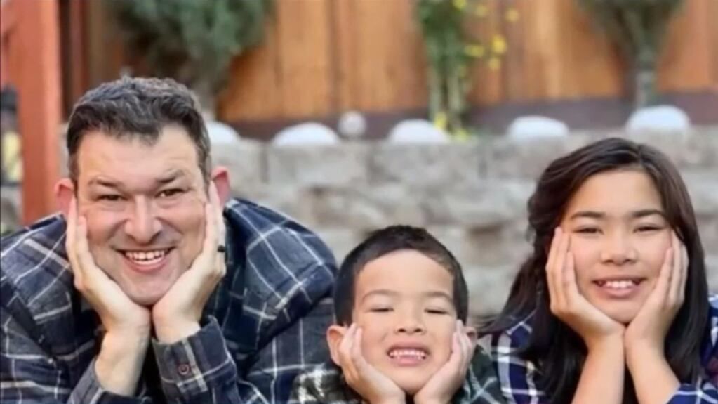 Casey Rivara y sus hijos. Foto: captura Telemundo.