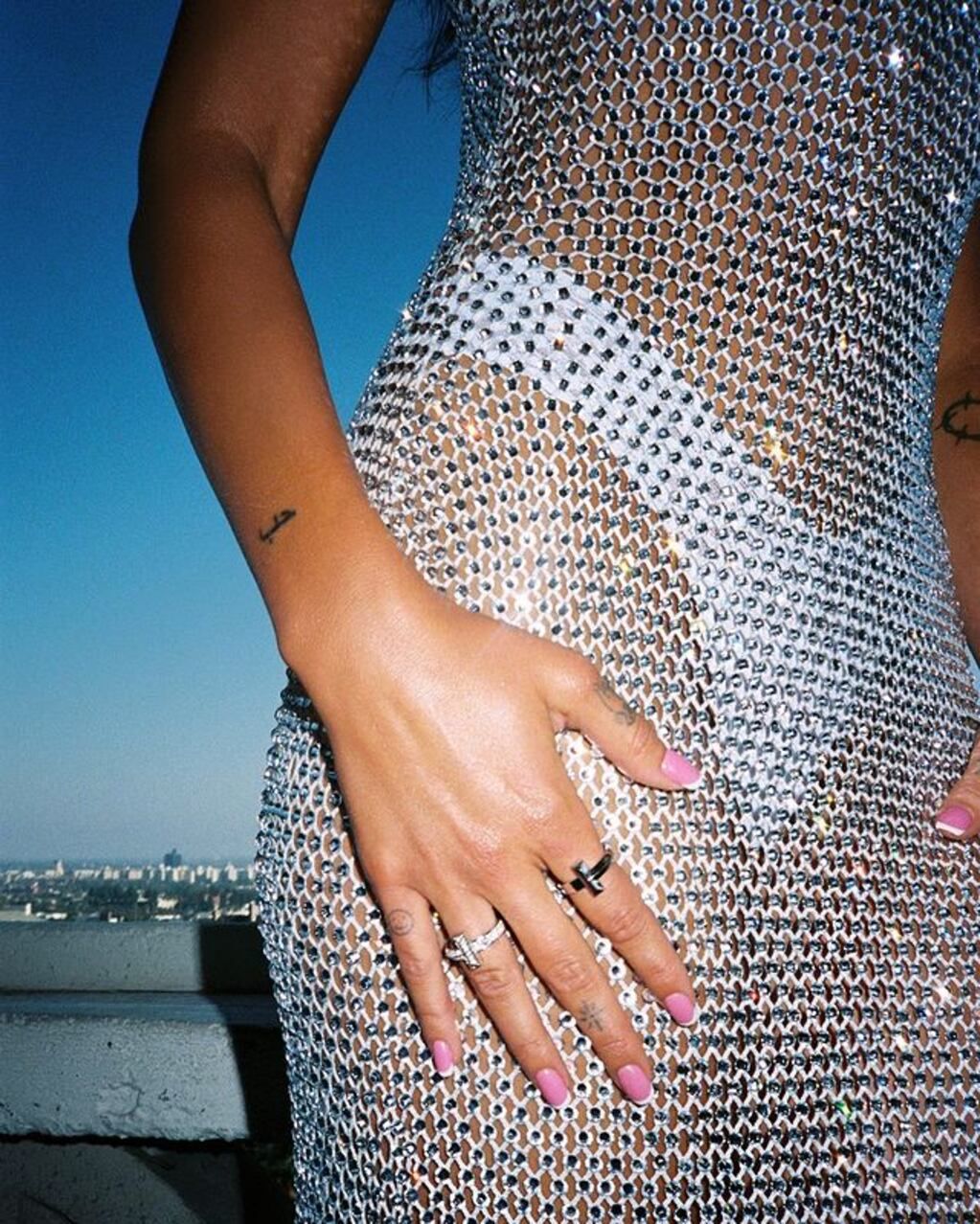 Dua Lipa en la alfombra roja de Barbie