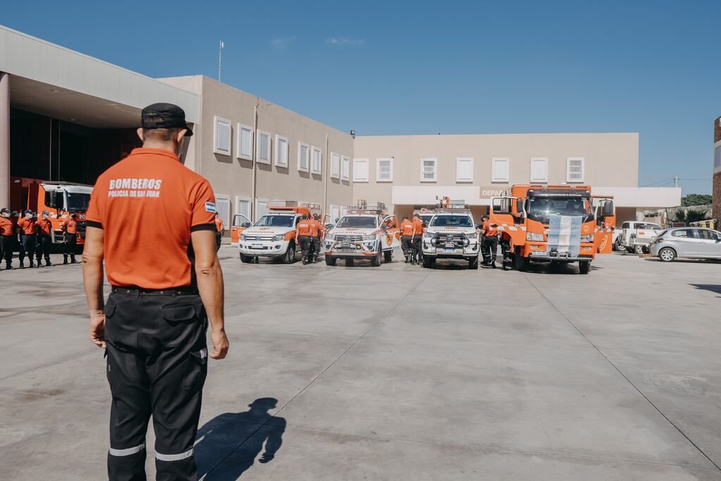 Autobomba convencional y camionetas de acción rápida, equipadas para incendios forestales que envía San Juan a Corrientes