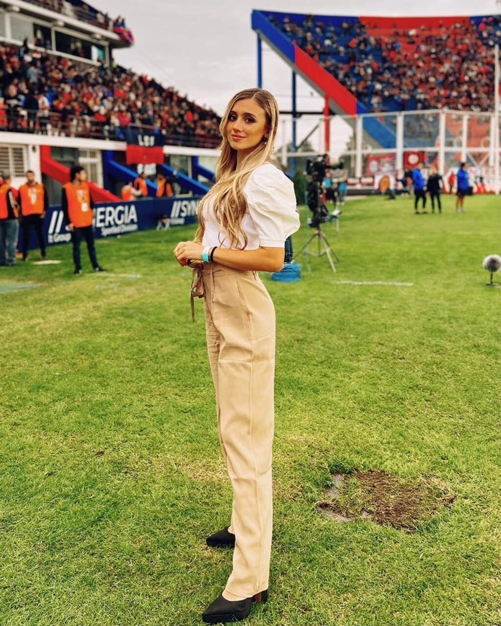 Acostada sobre su cama, Morena Beltrán presumió de su abdomen de hierro