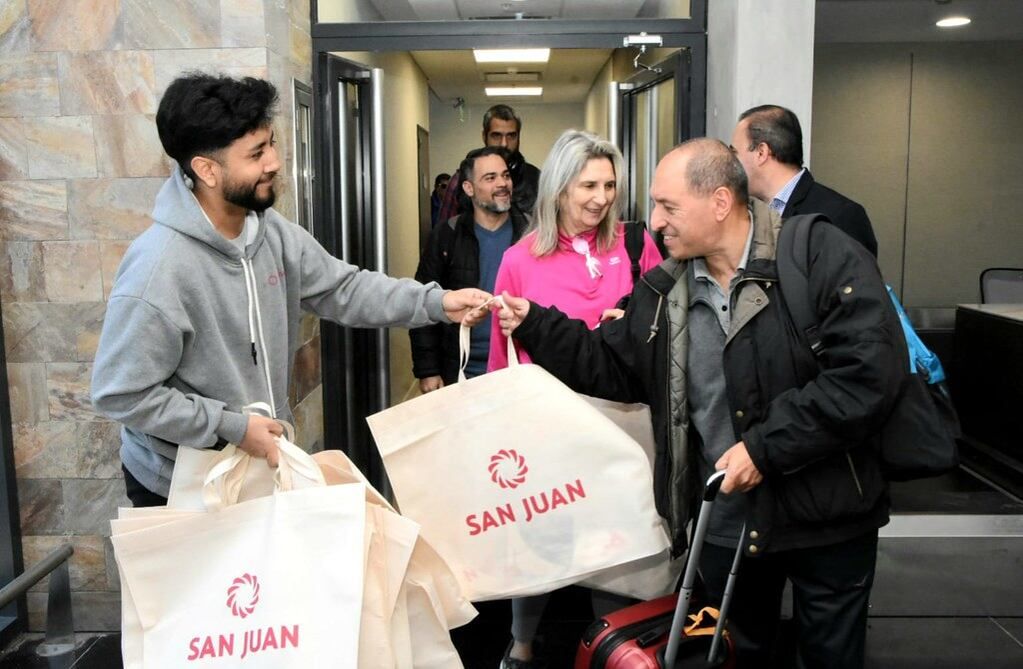 Los turistas recibieron regalos