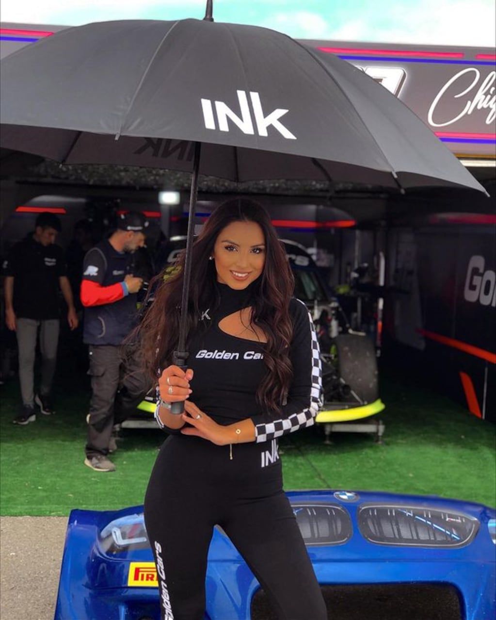 Cande Lecce tiene 23 años y trabaja como promotora en carreras de autos.