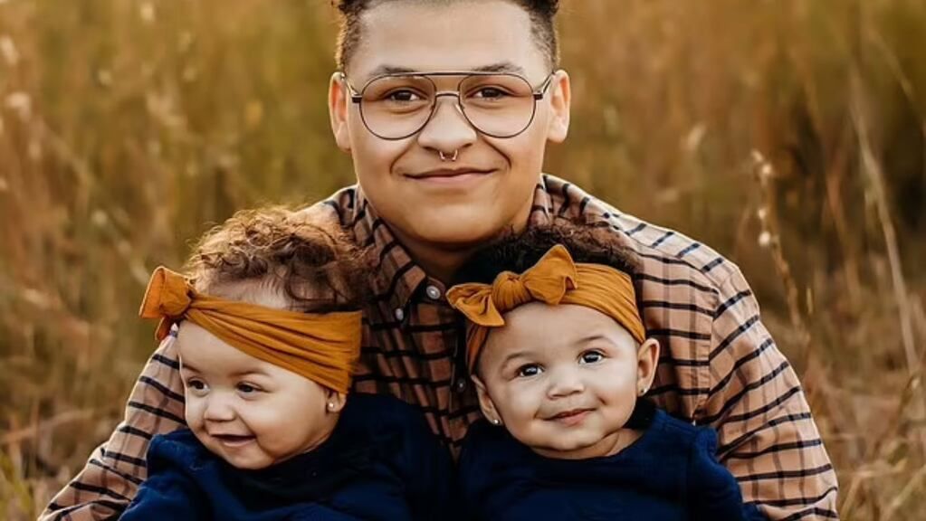 Aaden Darr, transgenero que dió a  luz luego,  junto a sus hijas