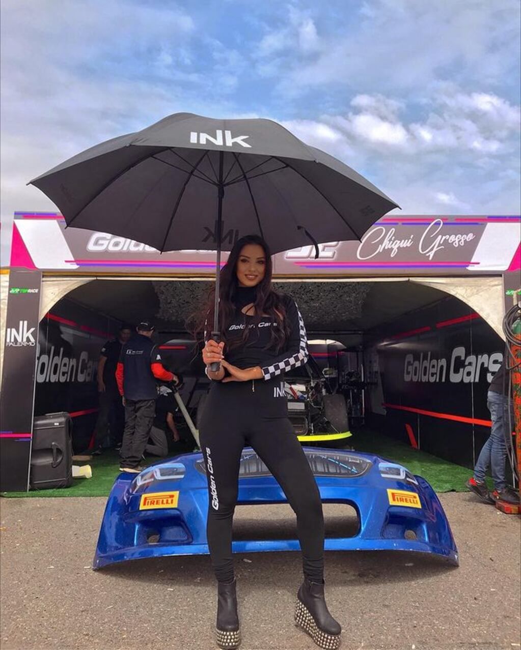 Cande Lecce tiene 23 años y trabaja como promotora en carreras de autos.