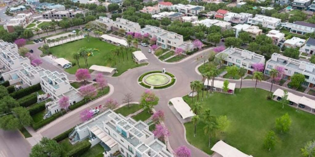 La actriz llegó a Mendoza junto a su esposo e hijos y se hospedan en uno de los barrios más prestigiosos.