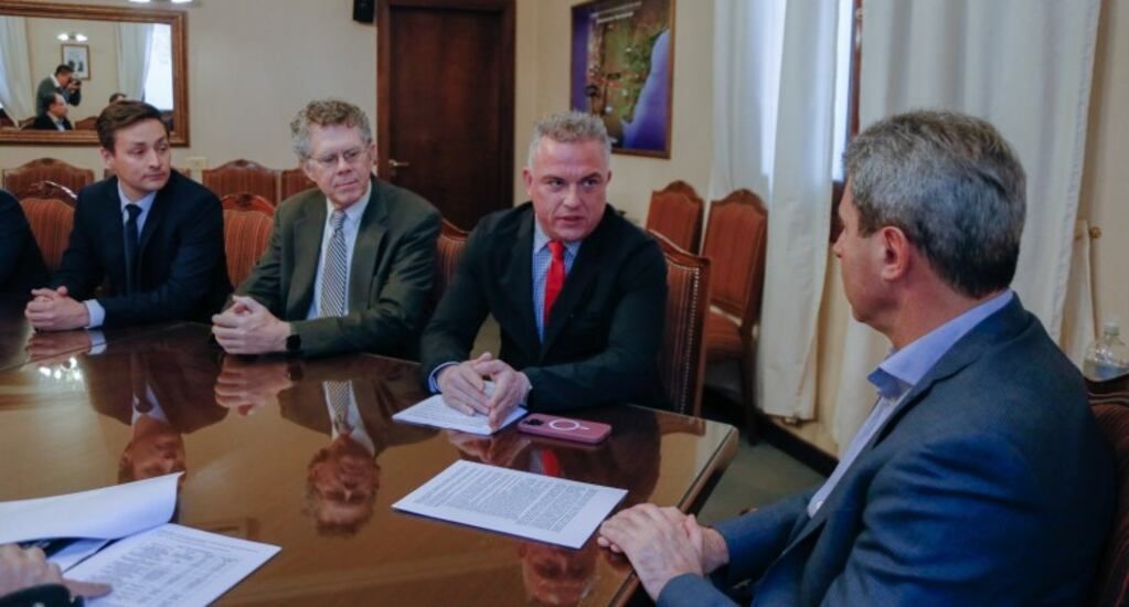 El gobernador Uñac con los directivos de Los Azules.