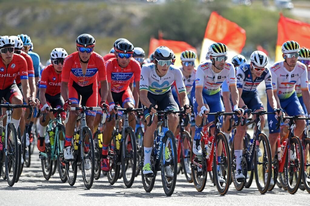 Los corredores en la primera etapa de la vuelta.