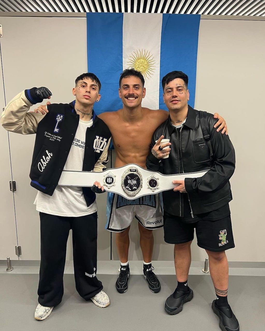 Coscu junto a Duki y Khea. Foto: Instagram.