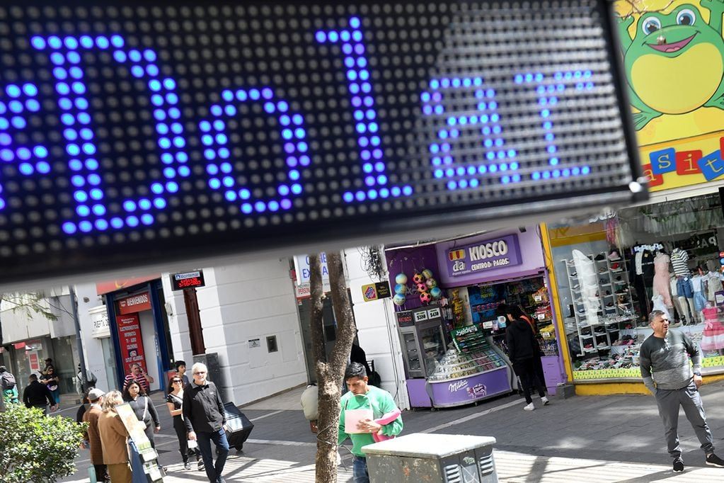 Se necesitan $125.000 para comprar 100 dólares. 