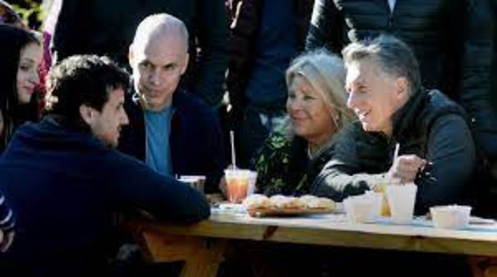 "Lilita" Carrio no está esta vez entre los referentes de Juntos por el Cambio que aspiran a la presidencia de la Nación. Igual, con sus declaraciones altisonantes, juega fuerte en la interna para definir candidatos.