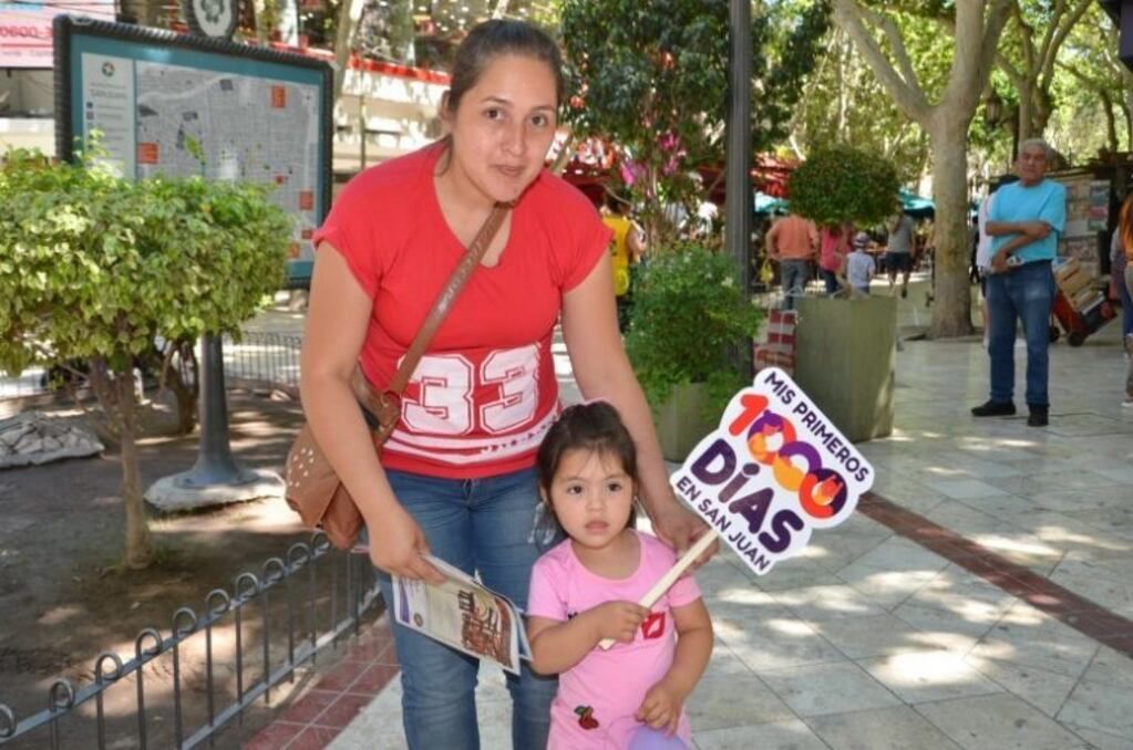El presidente Alberto Fernández junto al gobernador Sergio Uñac y la ministra de Salud, Alejandra Venerando, charlando sobre el programa de protección a madres  y niños\u002E