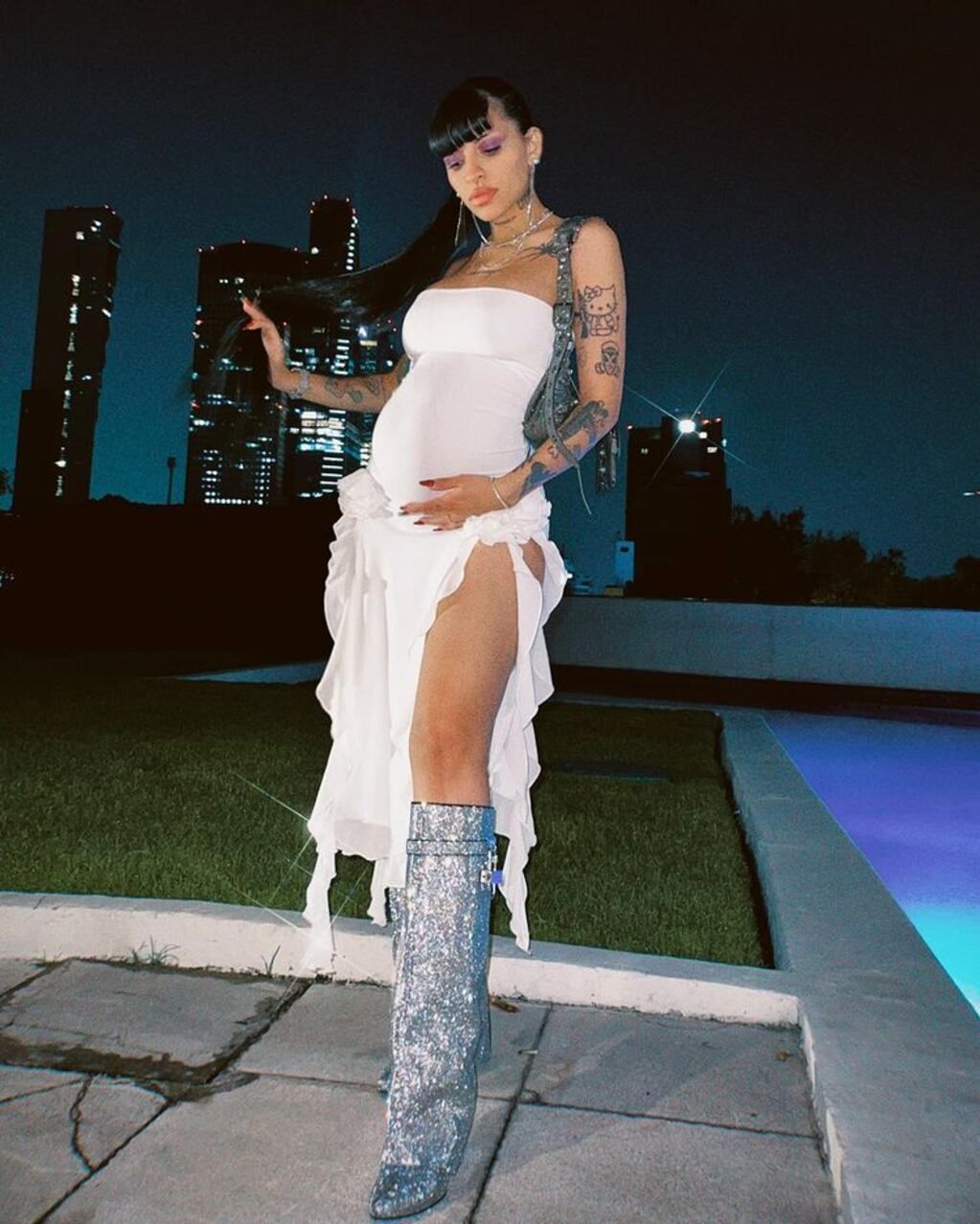 Cazzu posó bella y presumió su embarazo