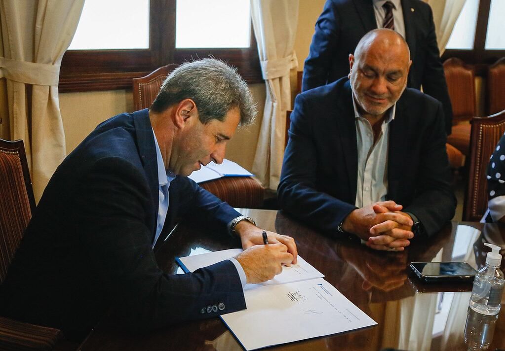El gobernador Uñac firmó el acuerdo con las autoridades nacionales.