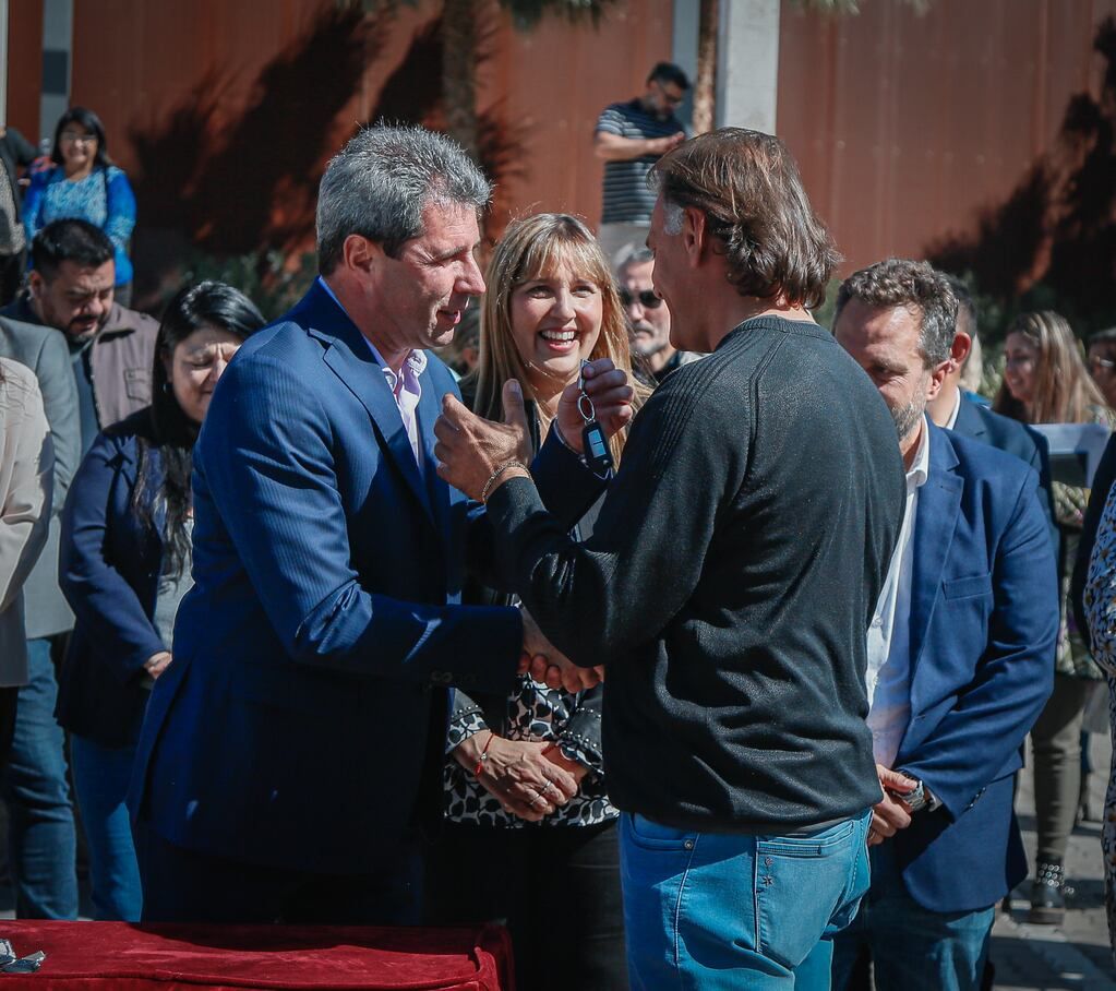 El gobernador Sergio Uñac estuvo acompañado, entre otros funcionarios de Salud Pública, por la ministra Alejandra Venerando.