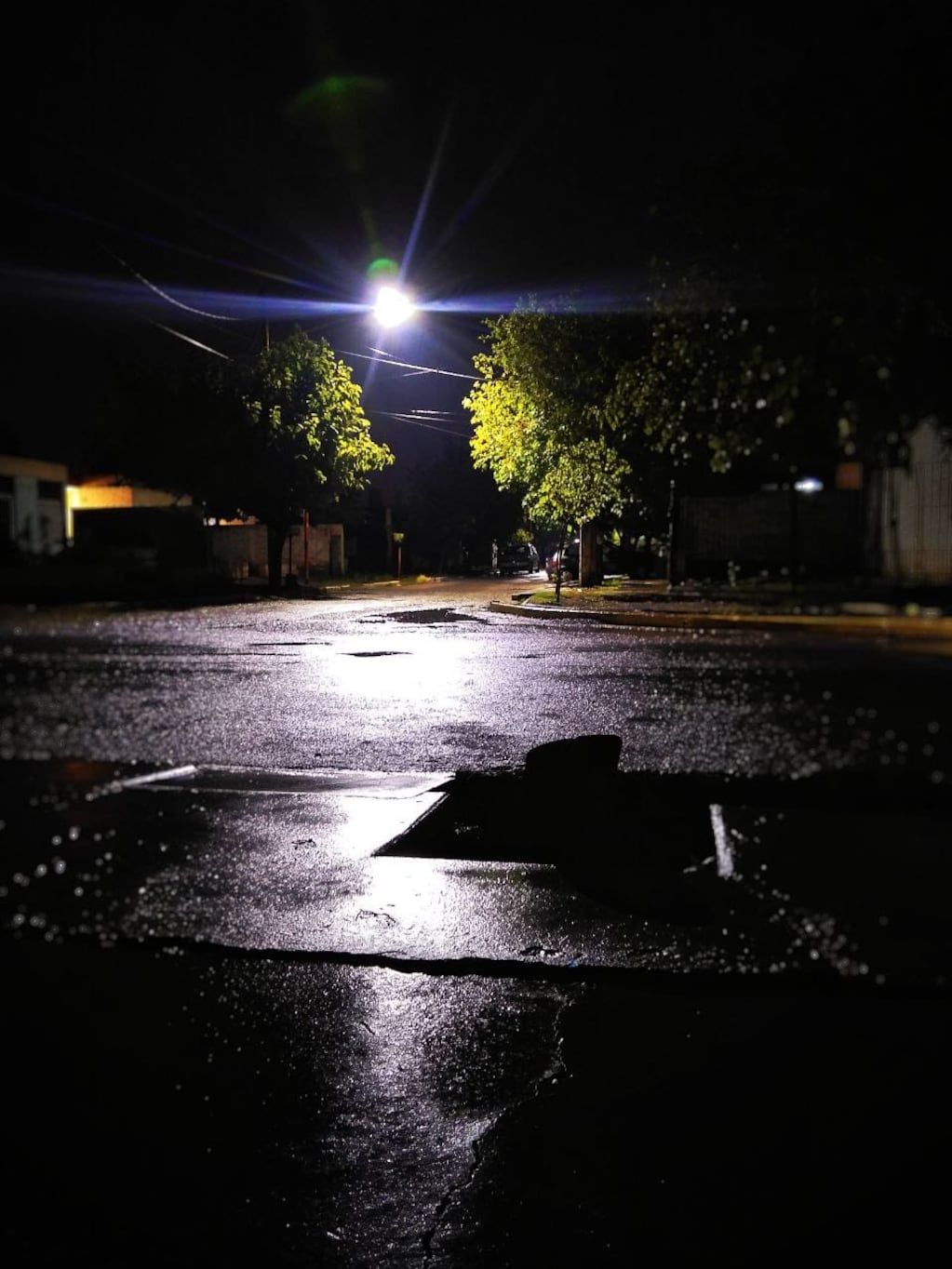 La noche luce su magia en un barrio sanjuanino.