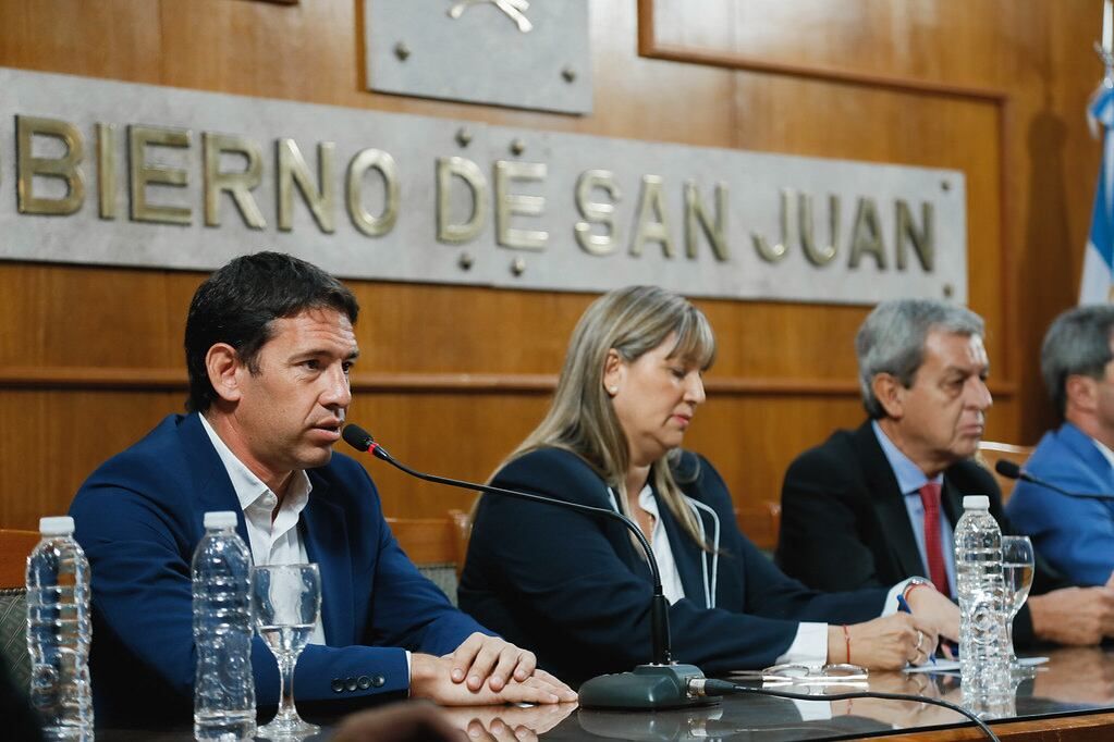 El ministro de Producción, Ariel Lucero, explicando los beneficios de la producción de cannabis para la economía de San Juan.