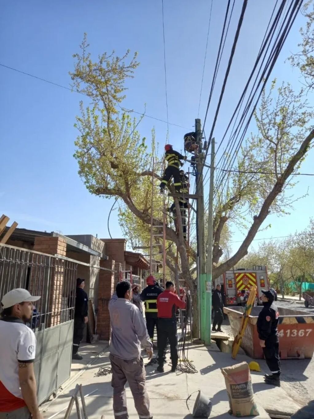 El momento en el que los bomberos bajaban al operario. Foto: Web