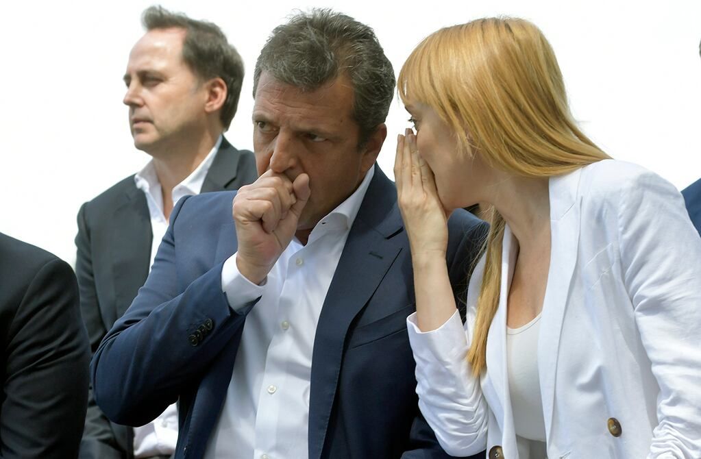 Sergio Massa, ministro de Economía de la Nación, pasó este lunes por Mendoza para anunciar una serie de medidas para paliar los daños ocasionados en los sectores productivos, principalmente de provincias cordilleranas, por las heladas tardías de los pasados 31 de octubre y 1 de noviembre, en el marco del Plan Integral de protección a economías regionales. En este sentido, una de ellas fue el fomento a las exportaciones a través de un cambio diferencial.Se reunió con el Gobernador Rodofo Suárez , con políticos y empresarios de la vitivinicultura.Anabel Fernández Sagasti  (Senadora Nacional )Foto: Orlando Pelichotti