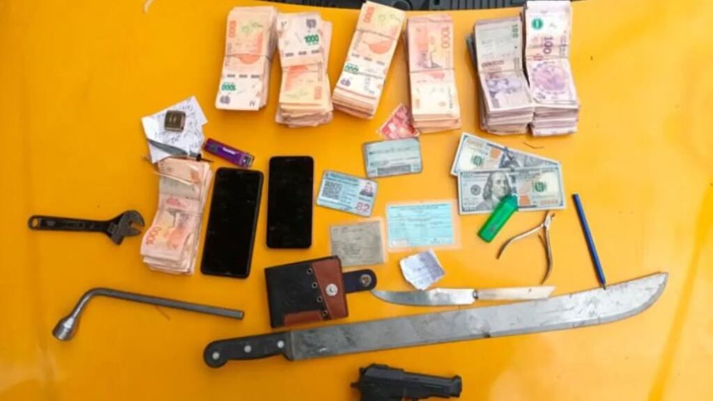 Durante la detención, se encontraron en posesión del delincuente una bolsa con 1.190.310 pesos y 250 dólares, una réplica de un arma de fuego de plástico, un machete de 50 centímetros, un cuchillo, una billetera con documentación, dos teléfonos celulares y diversas herramientas.