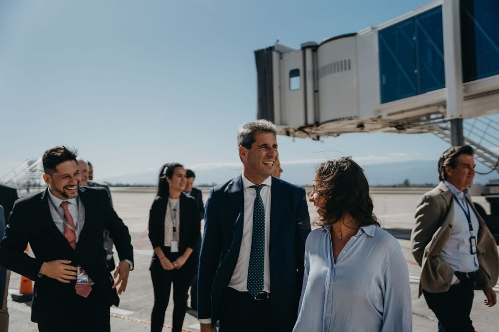 Sergio Uñac y los funcionarios que lo acompañaron recorrieron el interior del nuevo edificio y la pista, en la que ya se había hecho un trabajo previo para mejorar su estado.