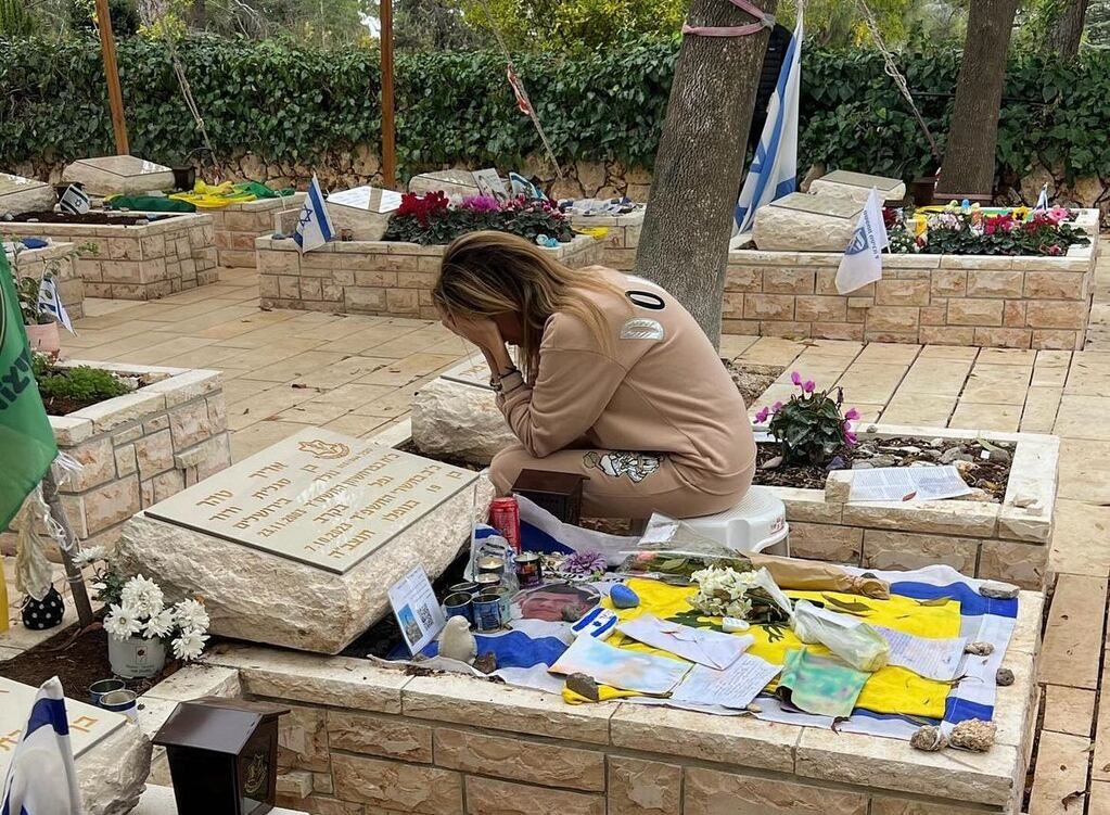 La madre de Adir, junto a su tumba.
