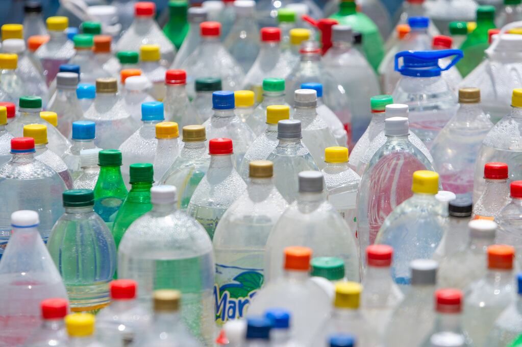 El Paraje Difunta Correa ubicado en la localidad de Vallecitos en la  provincia de San Juan recibe al año a miles de devotos que peregrinan cumpliendo promesas a causa de los milagros recibidos. En la foto la tradición de llevarle botellas de agua.