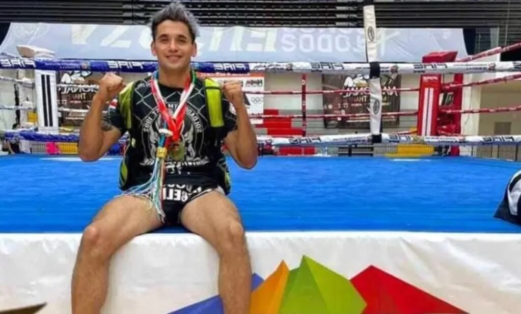 El hombre es efectivo de Prefectura Naval y boxeador de una disciplina tailandesa