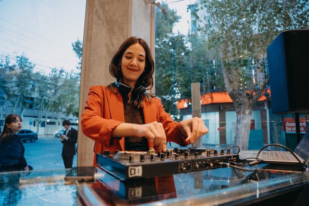 La DJ animando la inauguración.