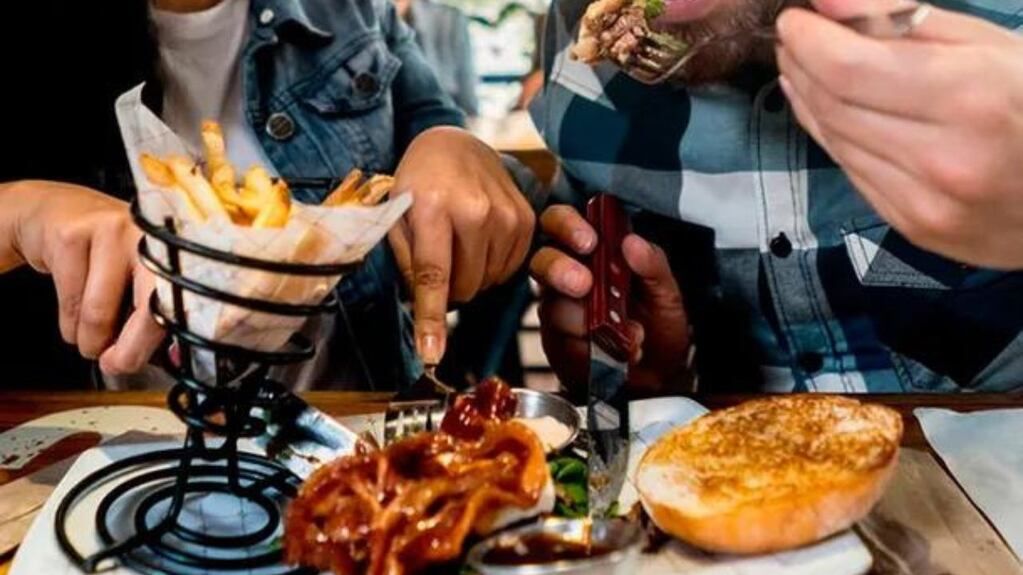 Lo que sorprende al New York Times: por qué los bares están llenos, con una inflación que no da respiro