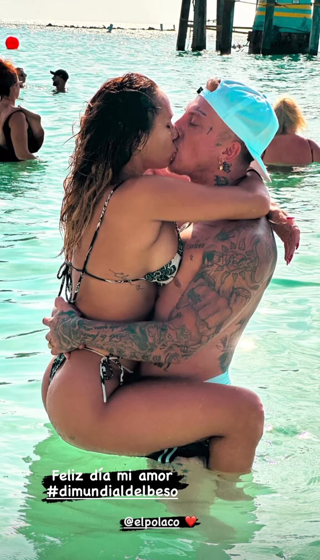 La actriz se subió encima de su pareja.