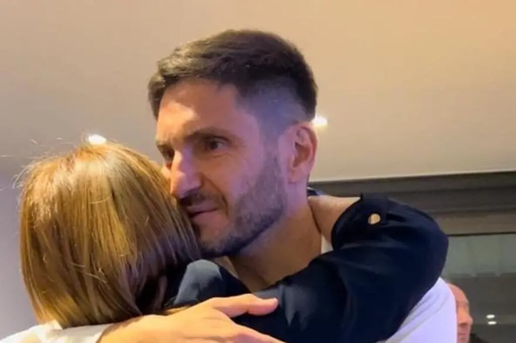 Maxiliano Pullaro se abraza con Patricia Bullrich en el búnker opositor en Rosario. Gentileza: La Nación.