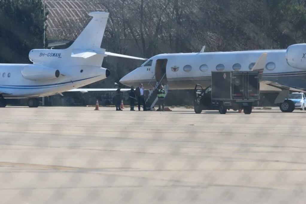 Luis Miguel volvió a la Argentina después de cuatro años: arribó al Aeropuerto de Ezeiza en avión privado. Fotos: Movilpress